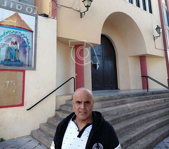José Castro en la plaza de El Ejido, delante de la iglesia parroquial  (Foto TA)